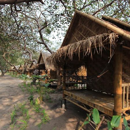 Chalee Tropicana Bungalow Koh Phayam Rum bild