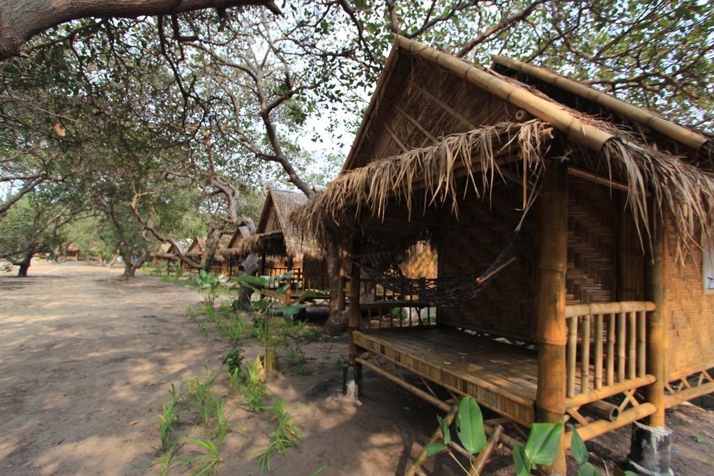 Chalee Tropicana Bungalow Koh Phayam Rum bild