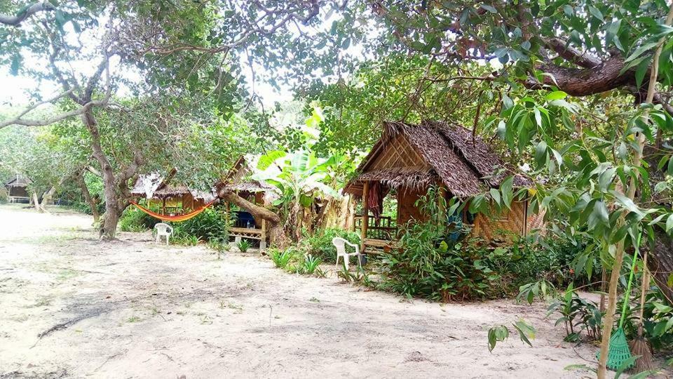 Chalee Tropicana Bungalow Koh Phayam Exteriör bild